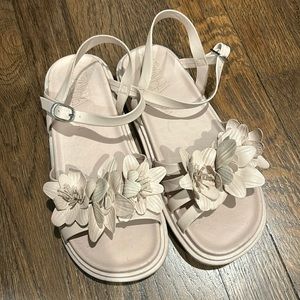 Girls Zara size 34 nude pink leather sandals with leather flowers